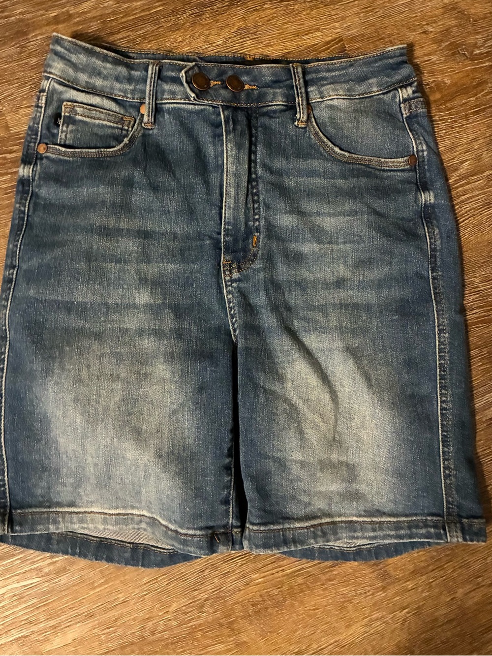Judy Blue women’s size medium denim Bermuda shorts